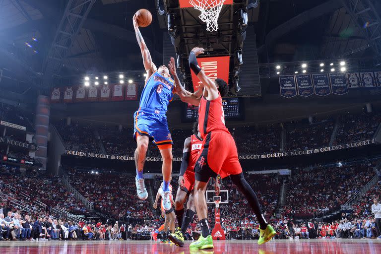 Gabriel Deck falla su único intento de doble; el santiagueño jugó poco y Oklahoma City Thunder perdió por mucho a manos de Houston Rockets.