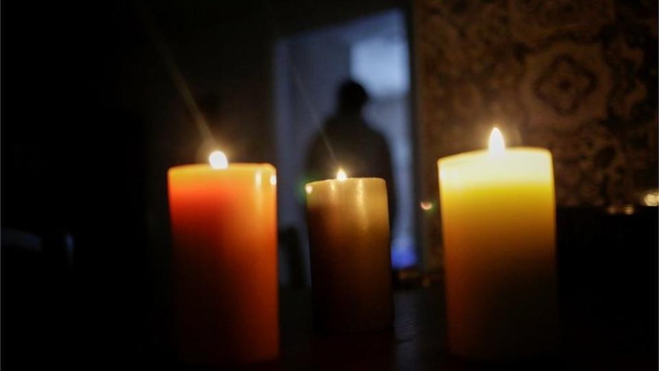 Velas en una habitación sin electricidad