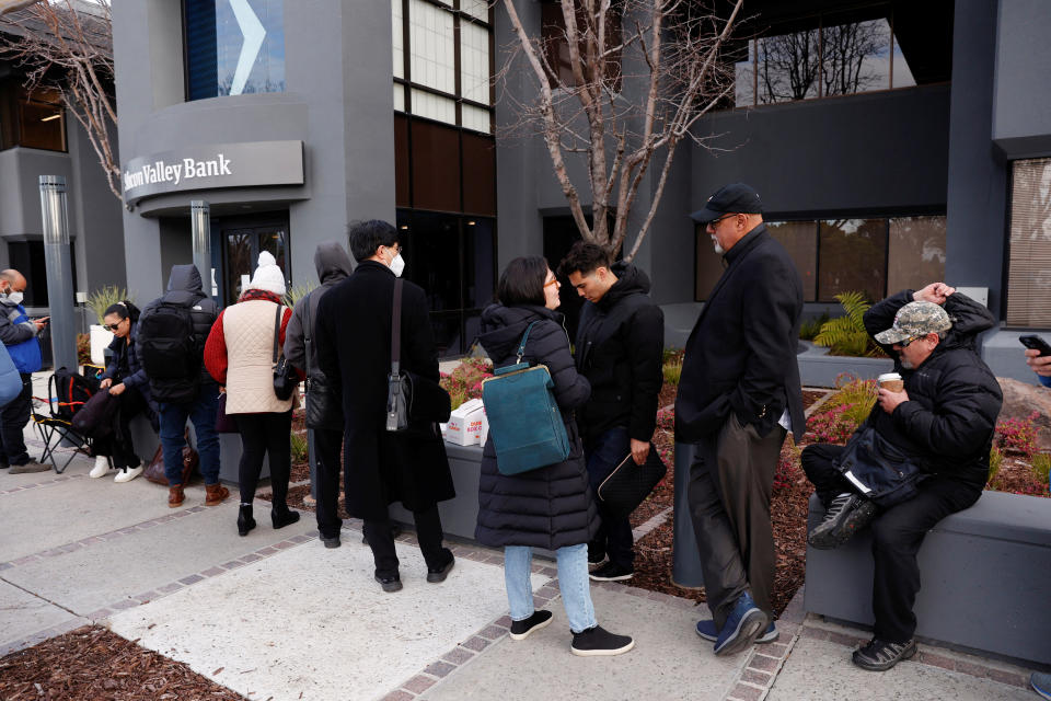 Los clientes hacen fila fuera de la sede del Silicon Valley Bank, antes de su apertura, en Santa Clara, California, EE. UU., 13 de marzo de 2023. REUTERS/Brittany Hosea-Small