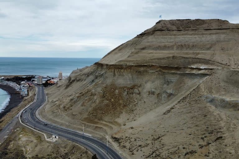 El tramo de ruta 3 comprometido se tiende entre el cerro Chenque y el mar