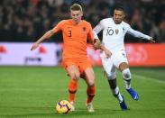 <p>Les spectateurs du stade De Kuip ont la chance de voir évoluer deux des meilleurs jeunes de 2018 : De Ligt et Mbappé. Un duel de titans ! (crédit AFP) </p>