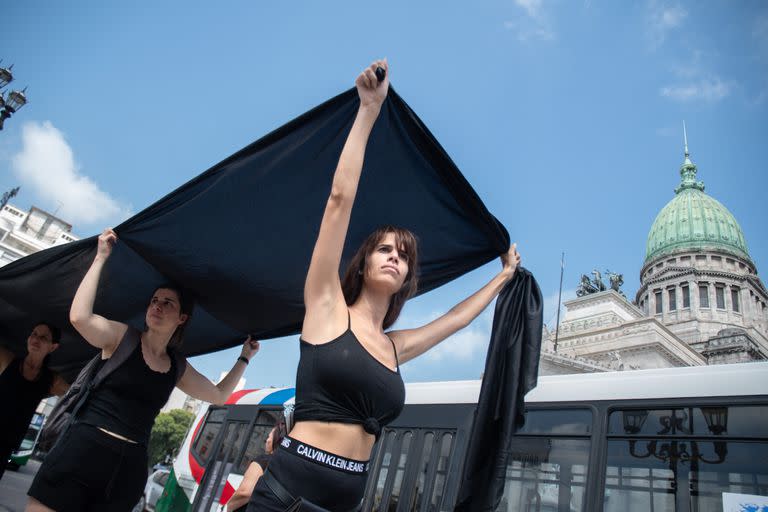 Reclamos por los femicidios en Argentina a través de una intervención frente al Congreso de la Nación en el marco del Día Internacional de la Mujer.