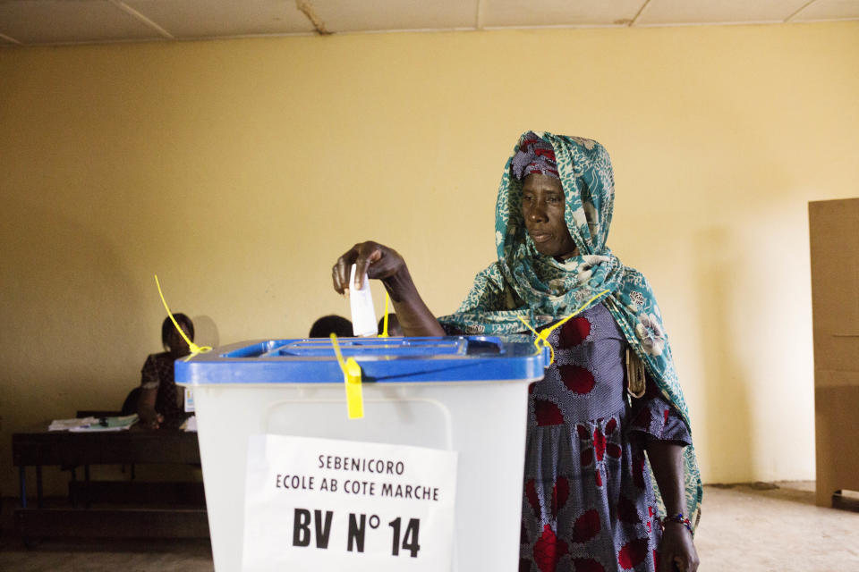 A woman casts her ballot during Presidential second round election in Bamako, Mali, Sunday, Aug. 12, 2018. Malians are voting Sunday in a second round presidential election with incumbent Ibrahim Boubacar Keita facing off against opposition leader Soumaila Cisse.(AP Photo/Annie Risemberg)