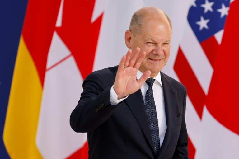 Bundeskanzler Scholz hat sich trotz noch ungeklärter Fragen überzeugt gezeigt, dass der beim G7-Gipfel vereinbarte Kredit von 50 Milliarden Dollar für die Ukraine kommen wird. "Ich bin jetzt ganz sicher, dass es gelingen wird", sagte Scholz dem ZDF. (Ludovic MARIN)