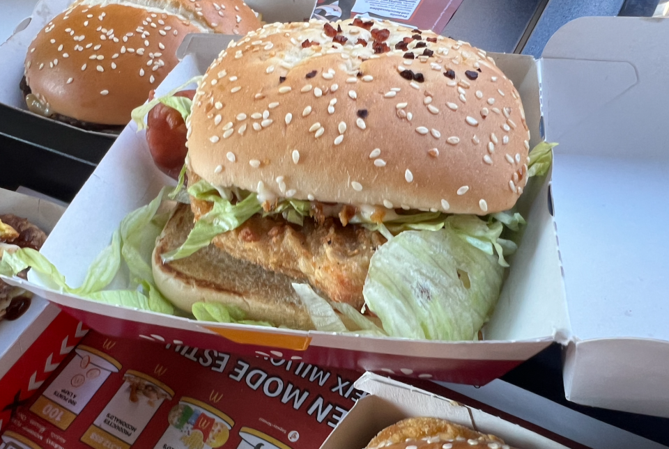 Eine interessante Mischung: Der CBO-Burger vereint Bacon und Hähnchen. - Copyright:  Tristan Filges