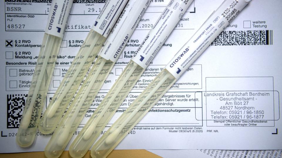 Proben für einen PCR-Test liegen in einem Corona-Testzentrum.