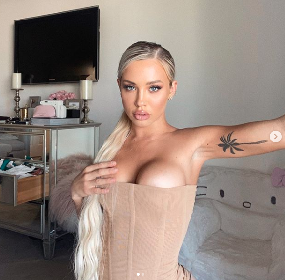 Tammy Hembrow poses in bedroom selfie