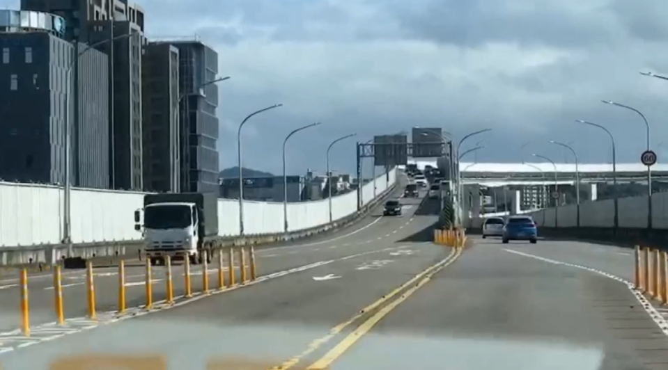 伍女直接切車道逆向上環東大道，下圖為白天路況。（圖／東森新聞）