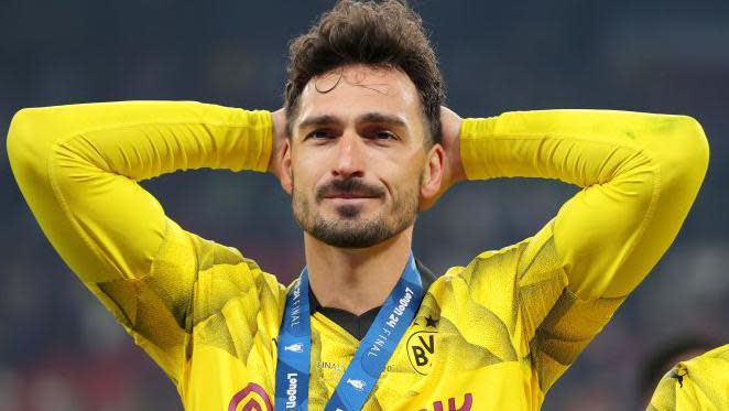 Mats Hummels with his hands behind his head Borussia Dortmund's defeat against Real Madrid in the 2023-24 Champions League final