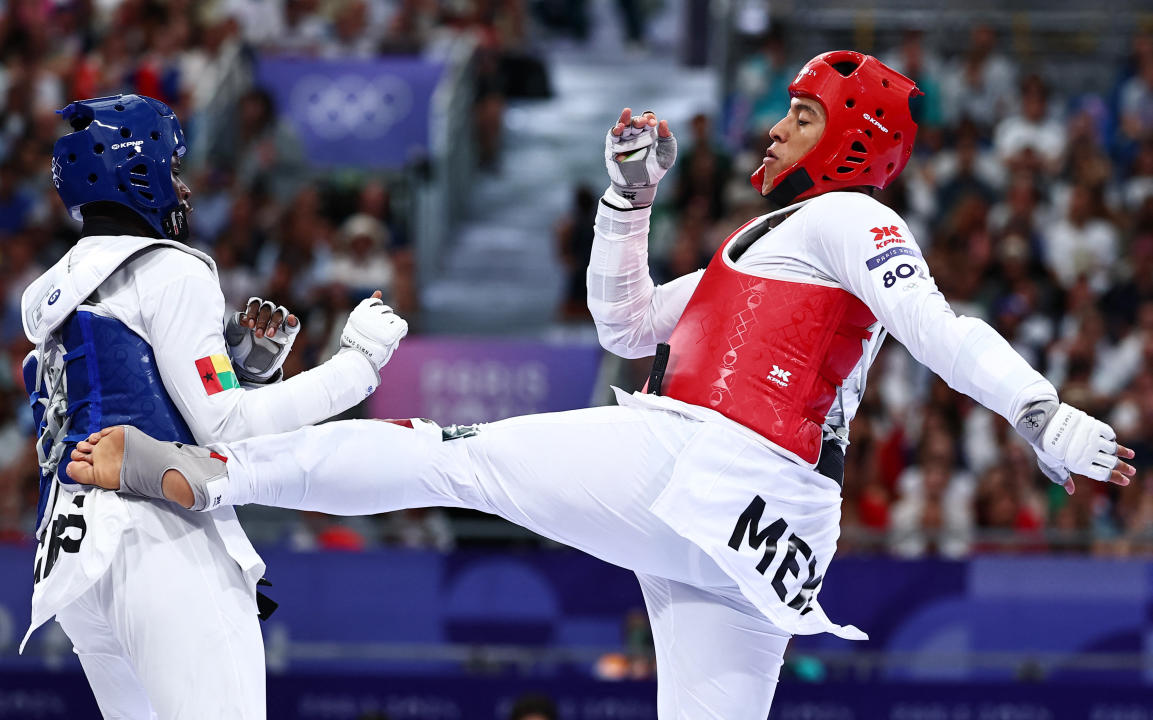 Juegos Olímpicos de París 2024 - Taekwondo - Hombres +80kg Ronda de 16 - Grand Palais, París, Francia - 10 de agosto de 2024. Carlos Sansores, de México, en acción con Paivou Johnouario Gomis, de Guinea-Bissau. REUTERS/Tingshu Wang