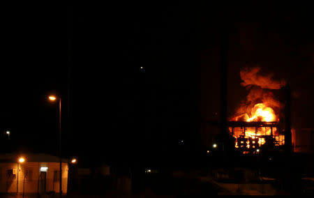 Fire engulfs an oil storage tank at the Aden oil refinery following an explosion in Aden, Yemen January 11, 2019. REUTERS/Fawaz Salman
