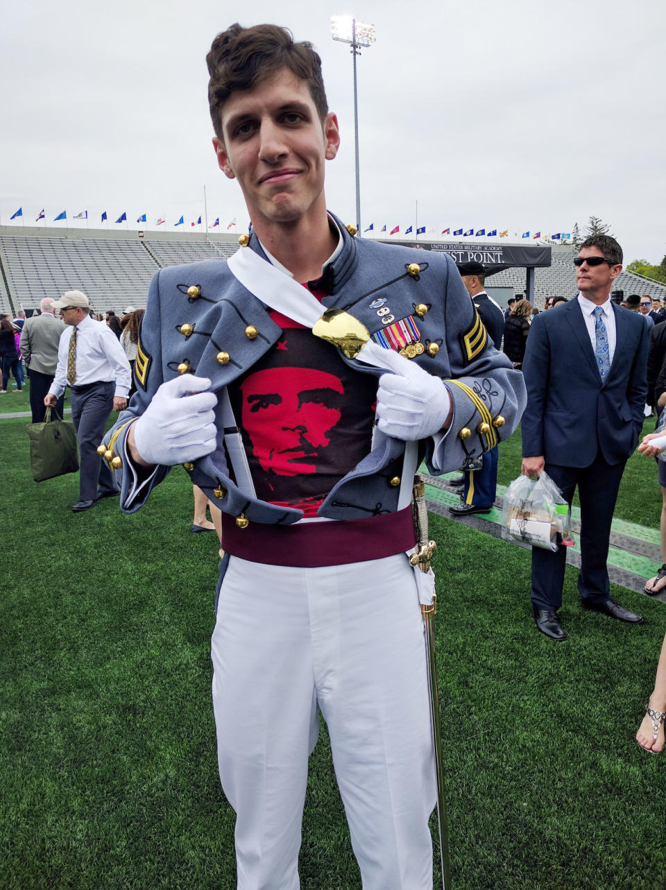 Unter der Kadettenuniform trägt Rapone ein Che-Guevara-Shirt. (Bild: AP Photo)