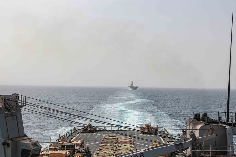 Los buques de asalto anfibio norteamericanos USS Carter Hall y USS Bataan navegan por el estrecho de Bab al-Mandeb, en el Mar Rojo (Archivo)