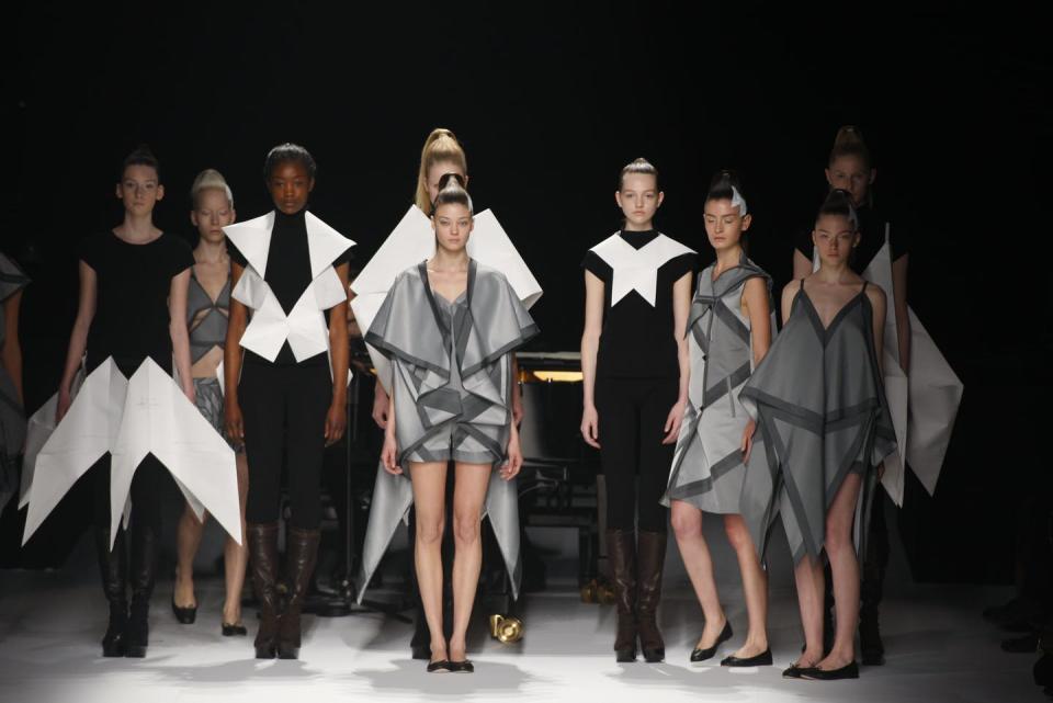 <span class="caption">Desfile de Issey Miyake durante la Semana de la Moda de París de 2011.</span> <span class="attribution"><a class="link " href="https://www.shutterstock.com/es/image-photo/paris-france-march-04-models-walks-124920044" rel="nofollow noopener" target="_blank" data-ylk="slk:Shutterstock / FashionStock.com;elm:context_link;itc:0;sec:content-canvas">Shutterstock / FashionStock.com</a></span>