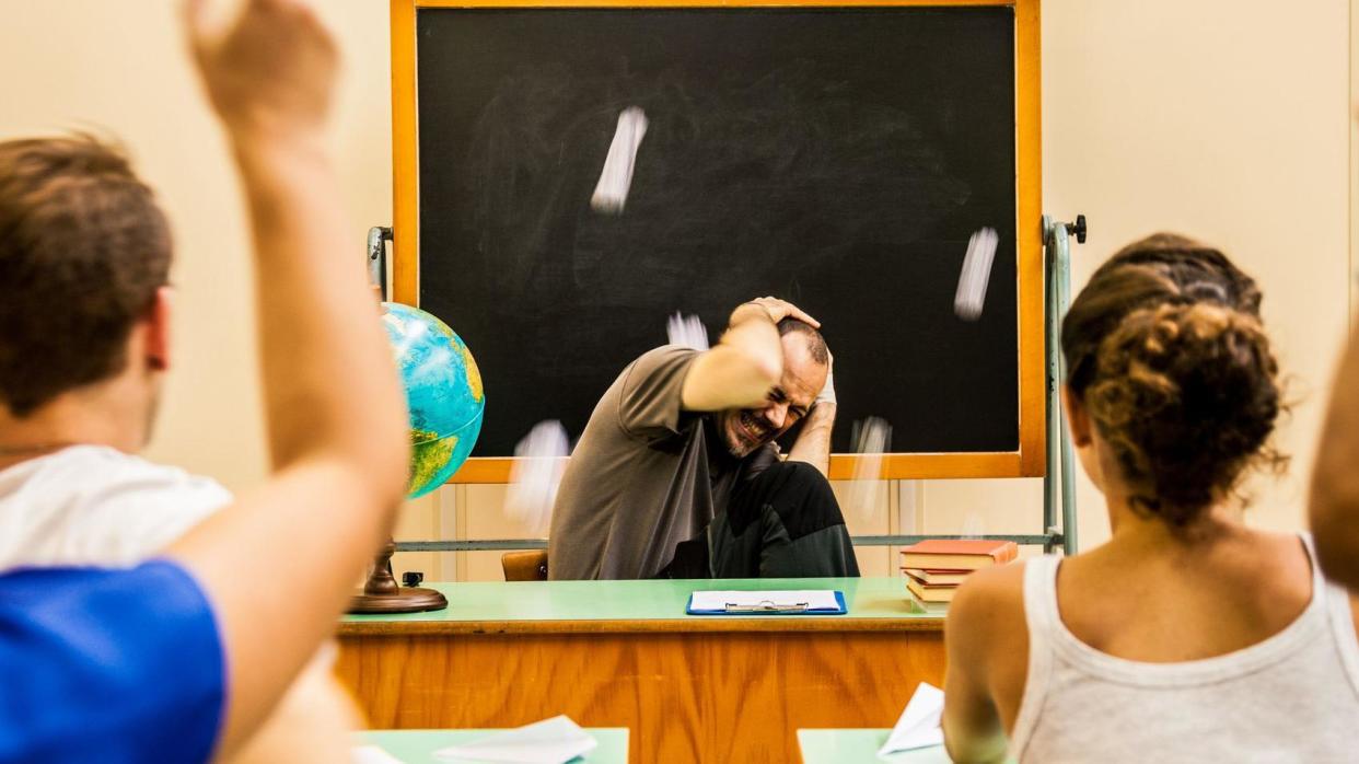 Docente en aula agredido por alumnos. 