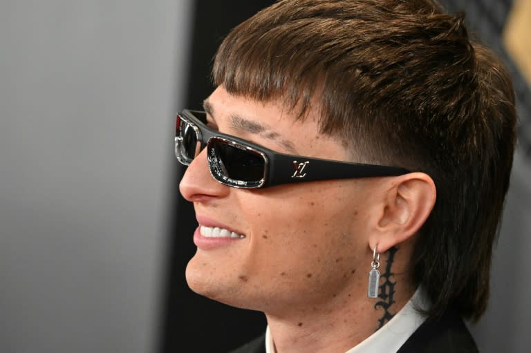 El cantante mexicano Peso Pluma en la alfombra roja de los premios Grammy el 4 de febrero de 2024 en Los Ángeles (Robyn BECK)