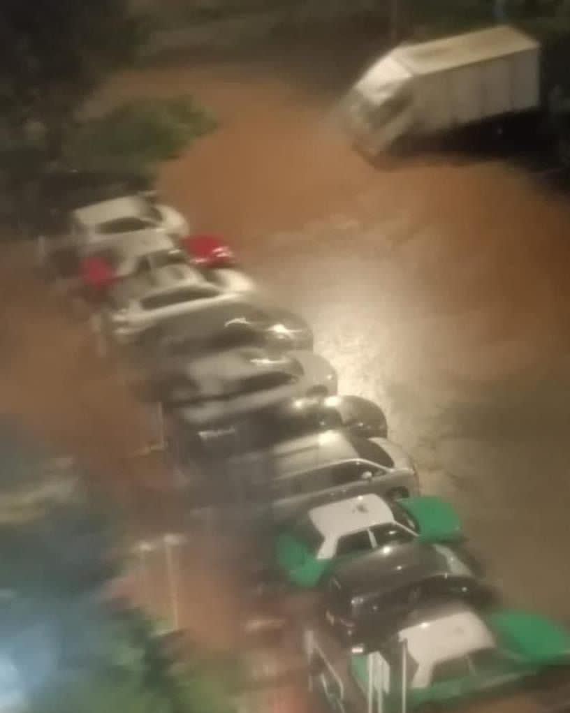 大埔漁角水浸情況嚴重，約十輛車昨夜停泊在一戶外停車場內，水位覆蓋部分車轆。
