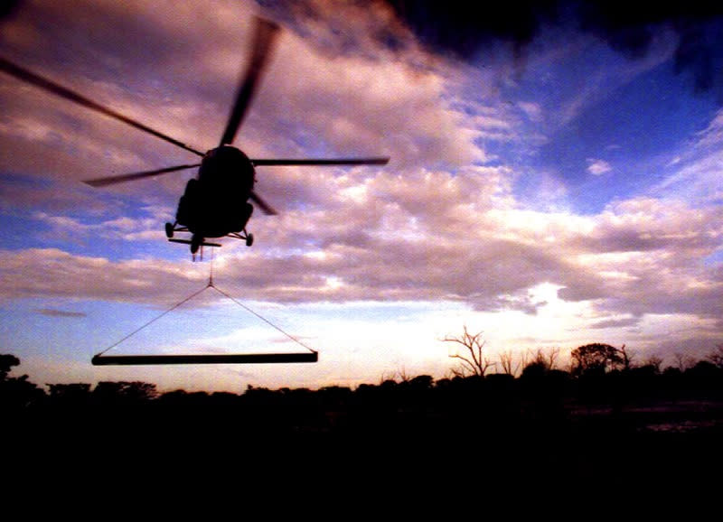 Foto de archivo. Un helicóptero transporta un tubo para reparar el oleodcuto colombiano Caño Limón-Coveñas, en el departamento de Norte de Santander