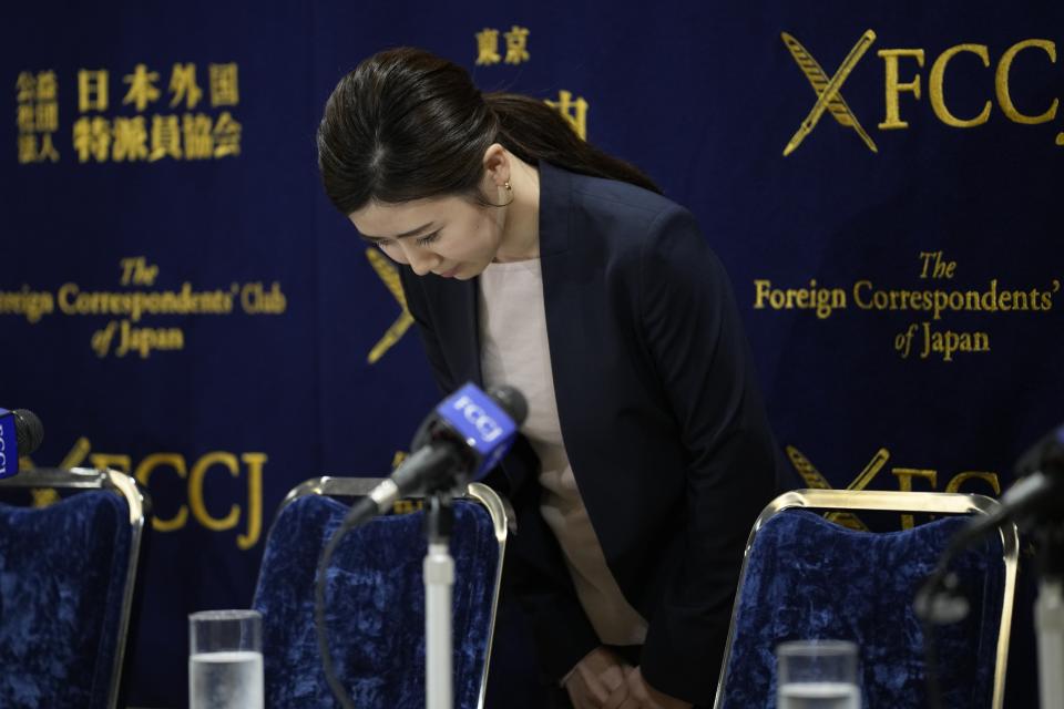 Former Japanese table tennis player and Olympic medallist Ai Fukuhara bows before making a brief statement during a news conference about a child-custody agreement she forged with ex-husband Chiang Hung-chieh of Taiwan at the Foreign Correspondents' Club of Japan (FCCJ) Friday, March 15, 2024 in Tokyo. (AP Photo/Eugene Hoshiko)
