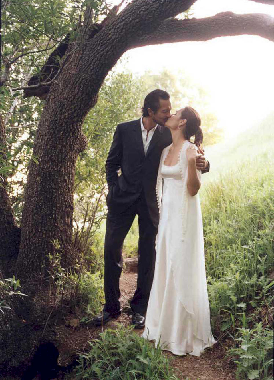 Benjamin Bratt and Talisa Soto kiss on their wedding day April 13, 2002, in San Francisco.