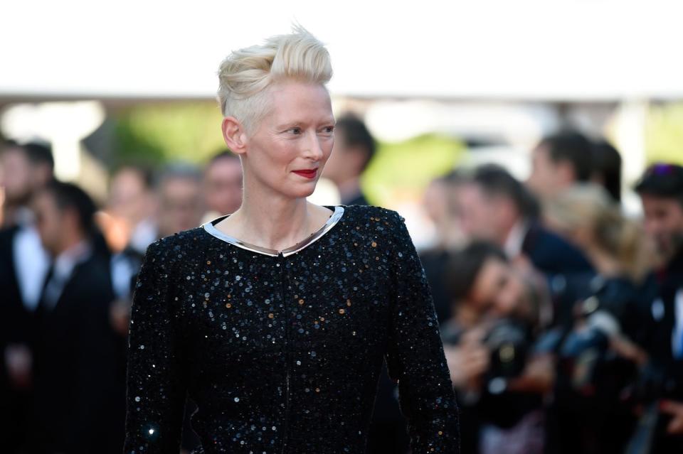 Tilda Swinton füllt den Raum nicht nur mit Charisma, sondern auch mit ihrer Größe. Ganze 1,79 Meter misst die britische Schauspielerin. (Bild: Antony Jones/Getty Images)