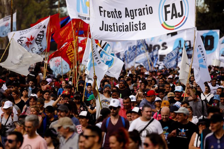 Militantes llegan al Estadio Único de La Plata para el acto de Cristina Kirchner