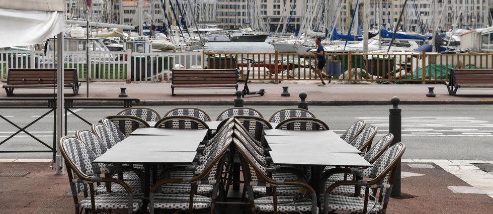 La terrasse rangée d'un restaurant fermé près du Vieux-Port à Marseille, le 28 septembre.  
