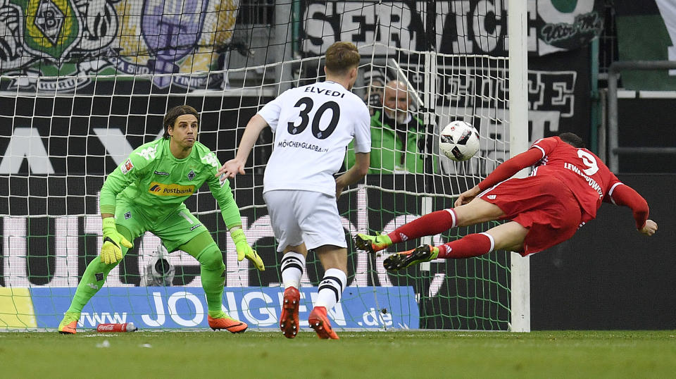 Bayern's Robert Lewandowski, right, misses to head a goal against Moenchengladbach goalkeeper Yann Sommer, left, during the German Bundesliga soccer match between Borussia Moenchengladbach and Bayern Munich in Moenchengladbach, Germany, Sunday, March 19, 2017. (AP Photo/Martin Meissner)