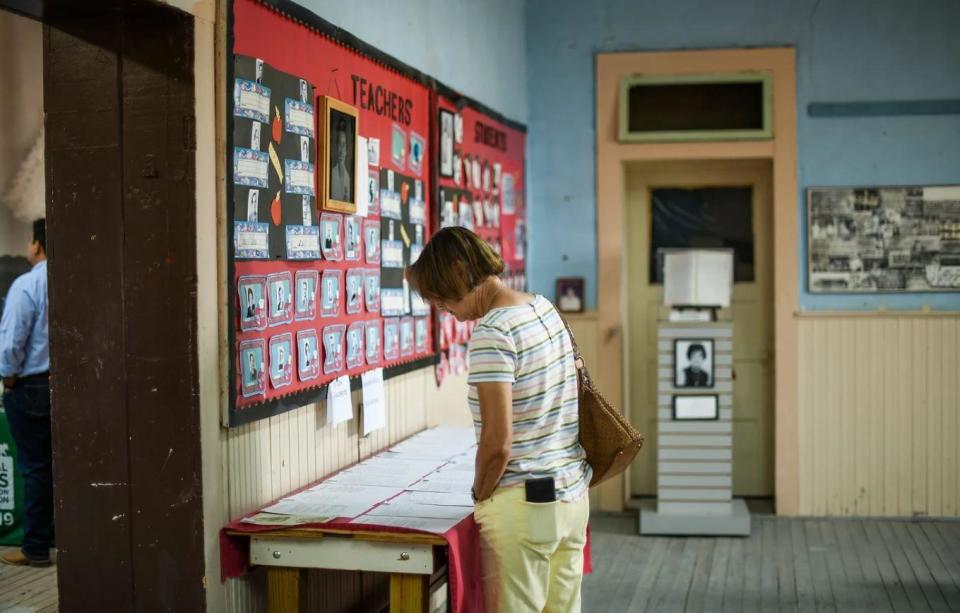 Una visitante en el museo que alberga el Sitio Histórico Nacional de la Escuela Primaria Blackwell, la que fue la escuela segregada de Marfa, Texas, Estados Unidos.