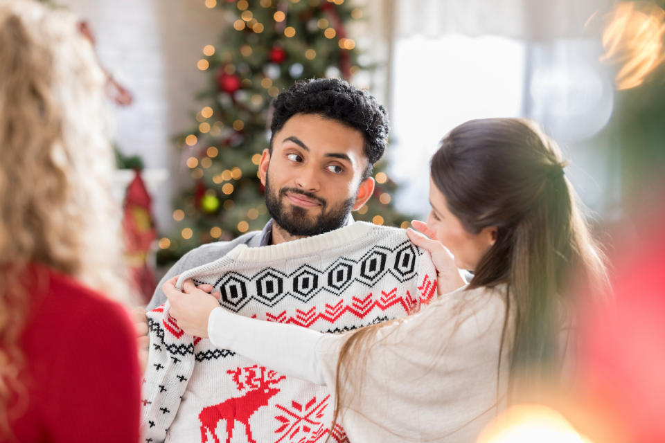 Manchmal greift man mit Geschenken einfach daneben – auch wenn das Gegenüber es nicht gleich zeigt. - Copyright: Getty Images/SDI Productions