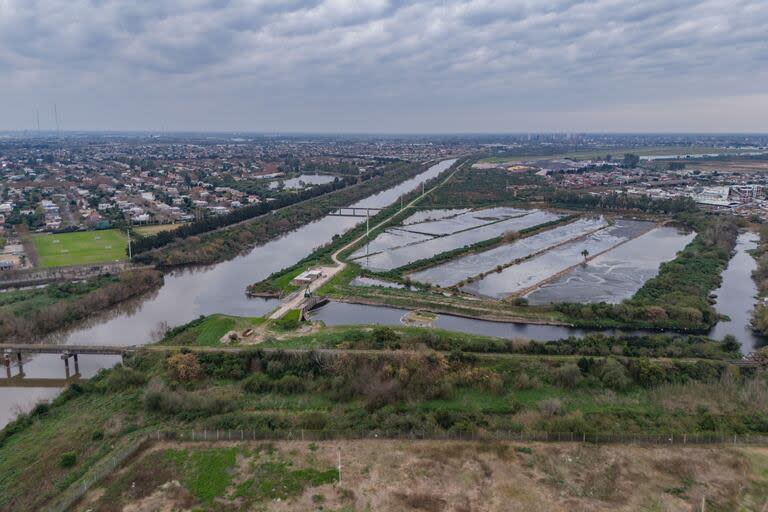 Las lagunas de tratamiento de restos orgánicos de Ecocarnes, a pocos metros del barrio privado Laguna del Sol y del barrio San Martín (derecha)