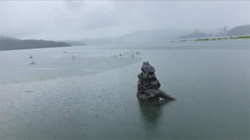 日月潭水情回春了！九蛙開心吃水　露出4隻半