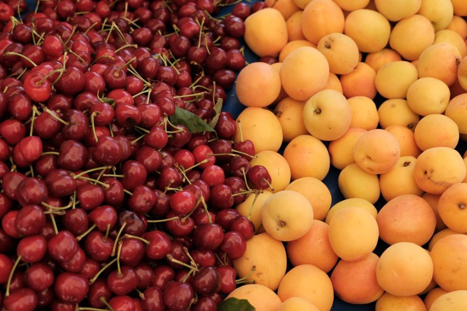 Noch immer Saison haben Kirschen und laden zum sommerlichen Naschen ein. Im Juli gesellen sich dann noch die leckeren Aprikosen dazu - wer braucht da noch künstliche Süßigkeiten? (Bild: iStock / bekir)