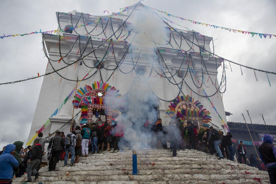 Fuegos pirotécnicos animan la principal jornada de fiesta en la iglesia de Santo Tomás Apóstol, el santo patrono del municipio de Chichicastenango, en Guatemala, el sábado 21 de diciembre de 2019. La iglesia está construida en lo alto de lo que fue un sitio sagrado maya en incorpora 18 escalones, cada uno representando un mes en el calendario maya. (AP Foto/Moisés Castillo)