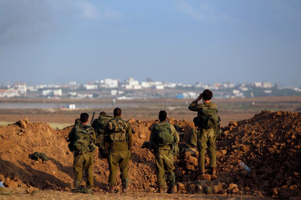 Israeli soldiers look towards Gaza from Israel August 3, 2014