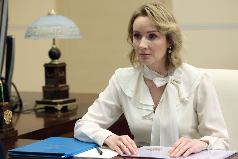 ARCHIVO - La comisionada presidencial rusa para derechos infantiles, Maria Lvova-Belova, habla con el presidente ruso Vladímir Putin en Moscú, Rusia, el 16 de febrero de 2023. (Mikhail Metzel, Sputnik, Kremlin, Foto compartida vía AP, Archivo)