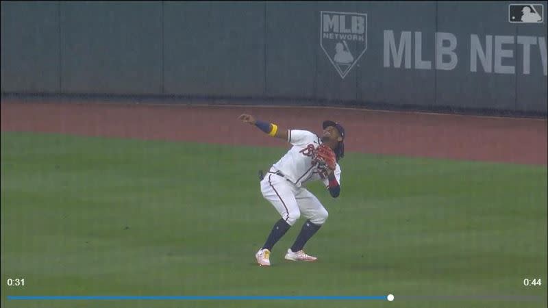 勇士中外野手亞古納（Ronald Acuna Jr.）在大雨中接殺飛球。（圖／翻攝自MLB官網）