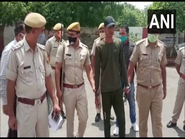 Police officials with prime accused in murder case of Bharatpur's doctor couple. (Photo/ANI)