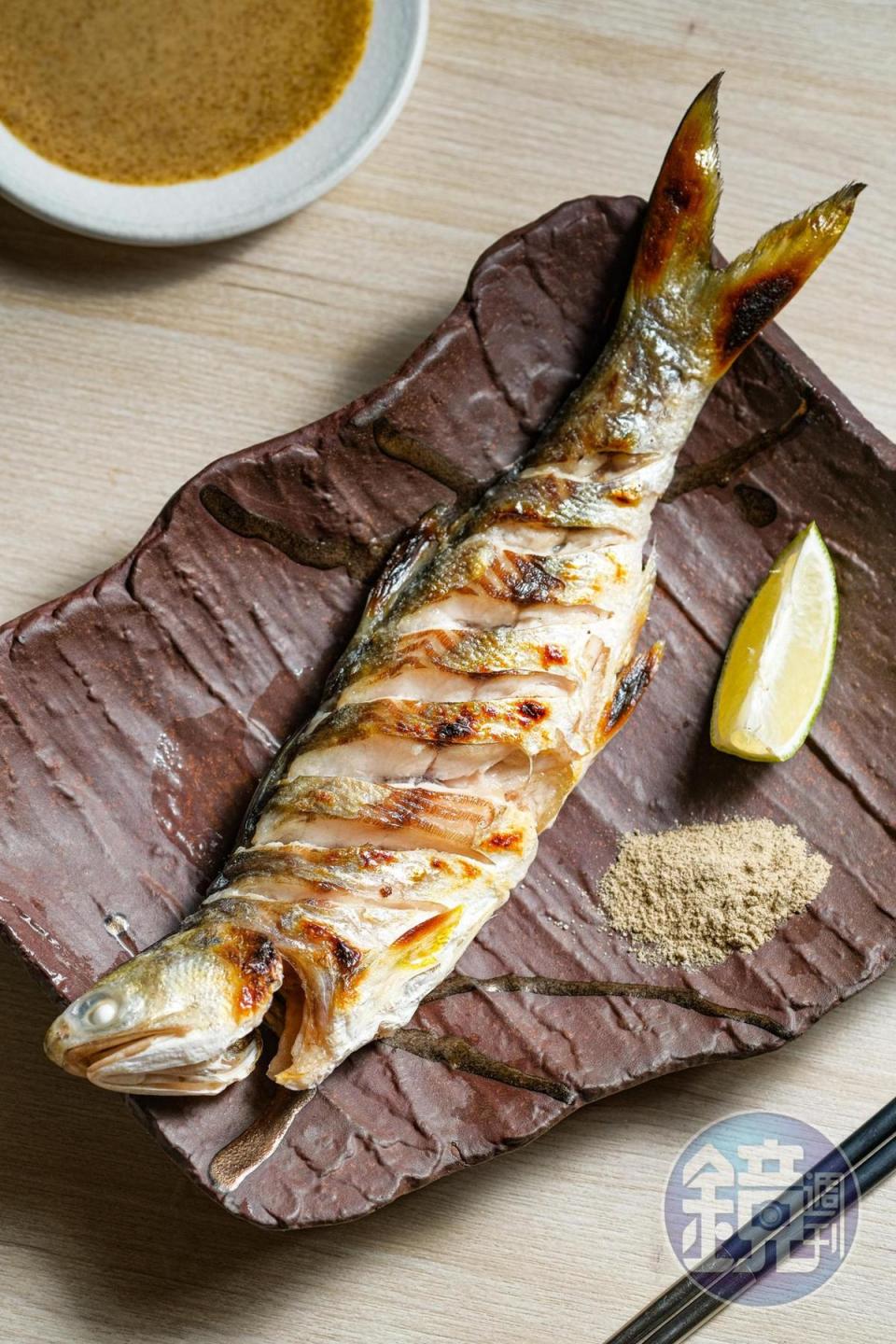 「鹽烤午魚」的魚皮相當酥脆，肉質細嫩且甜味十足。（360元／份）