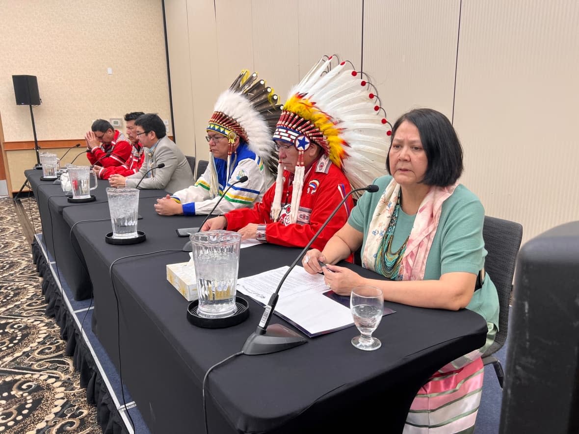 St. Theresa Point band councillors, at left, listen as Assembly of Manitoba Chiefs Grand Chief Cathy Merrick, at right, speaks. St. Theresa Point Chief Elvin Flett sits to Merrick's right and next to him is Grand Chief Scott Harper of Anishininew Okimawin, which represents the four First Nations in northeastern Manitoba's Island Lake area.  (Gary Solilak/CBC - image credit)