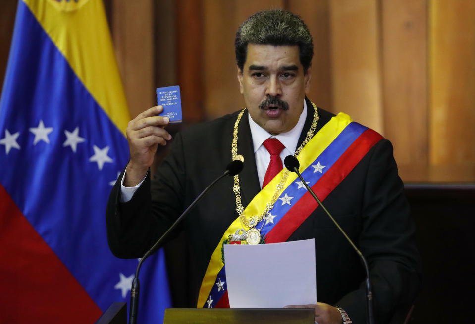 ARCHIVO - En esta foto de archivo del 10 de enero de 2019, el presidente venezolano Nicolás Maduro sostiene una copia en miniatura de la constitución mientras habla en su ceremonia de juramentación en la Corte Suprema de Caracas, Venezuela. (AP Foto/Ariana Cubillos, Archivo)