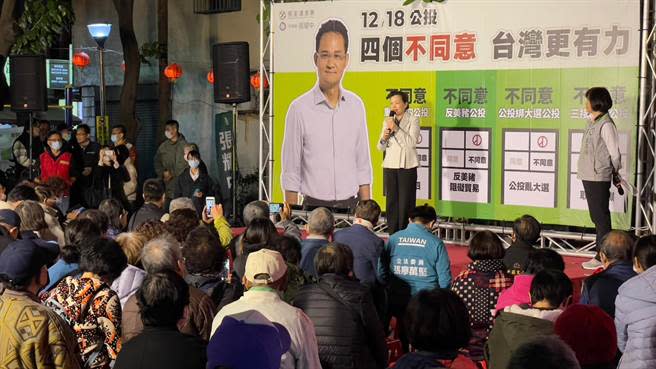 不受低溫影響，民進黨為12月18日的公投宣講，呼籲選民出來投票。（盧金足攝）