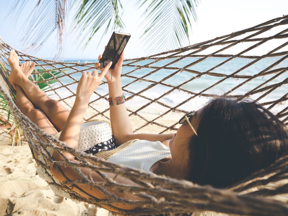 Auch im Urlaub darf für viele das Smartphone nicht fehlen. (Bild: Peera_stockfoto/Shutterstock.com)