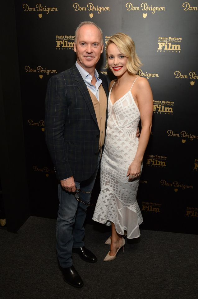 Michael Keaton porte un jean alors que sa collègue Rachel McAdams porte une tenue Jonathan Sinkhai, lors du Festival international du film de Santa Barbara en février