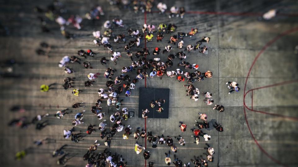 Un grupo de personas juntas vistas desde el aire