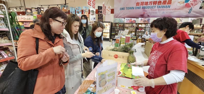 加拿大國華超市常舉辦台灣特色食品展 加拿大國華超市常舉辦台灣特色食品展，透過美食讓 更多加拿大人認識台灣風情。 中央社記者程愛芬溫哥華攝  113年4月15日 