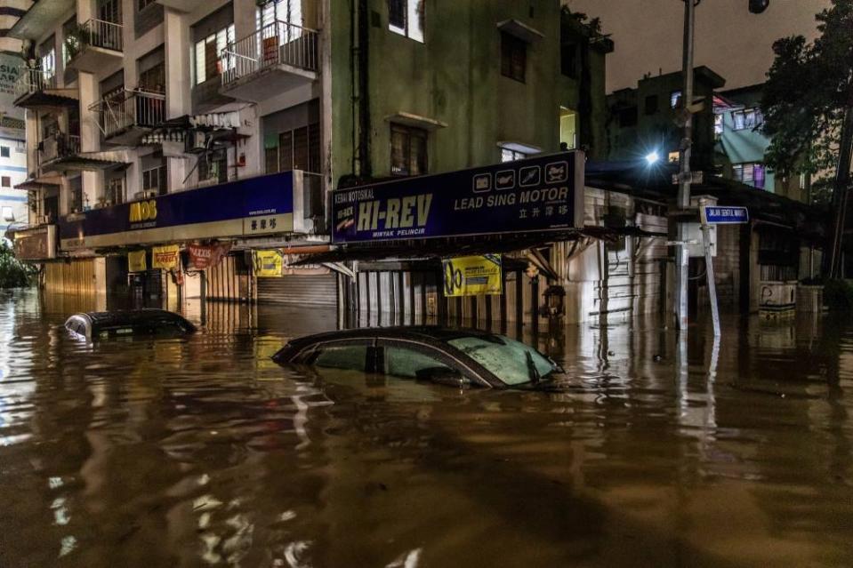 This December 2021 file photograph shows submerged cars on the flooded Jalan Sultan Azlan Shah in Kuala Lumpur. — Picture by Firdaus Latif