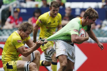South Africa's Kwagga Smith (R) is tackled by Australia's Jesse Parahi during their quarter-final match at the Hong Kong Sevens rugby tournament in Hong Kong March 29, 2015. REUTERS/Bobby Yip