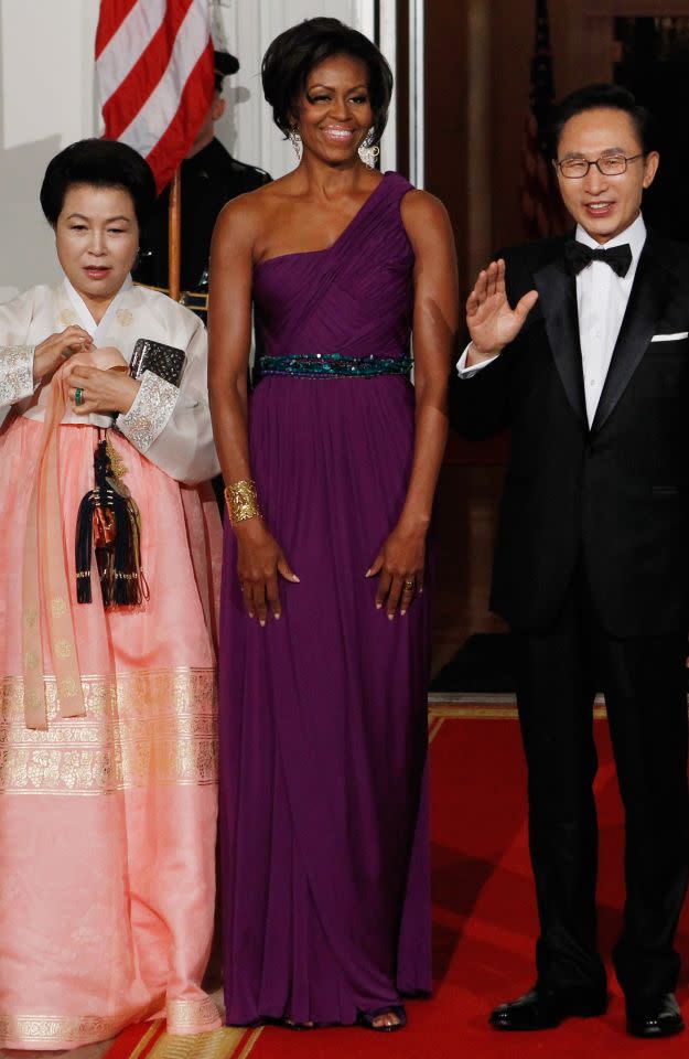 Cette robe violette conçue par le créateur de mode coréen et américain Doo-Ri Chung était le choix parfait pour ce dîner officiel sud-coréen en 2011 