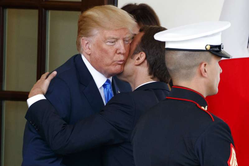 2018年4月23日，法國總統馬克宏造訪美國，進行國是訪問，與美國總統川普行貼臉禮，展現好交情。（AP）